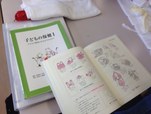 子どもの保健の授業で 赤ちゃんの沐浴練習 桜の聖母短大