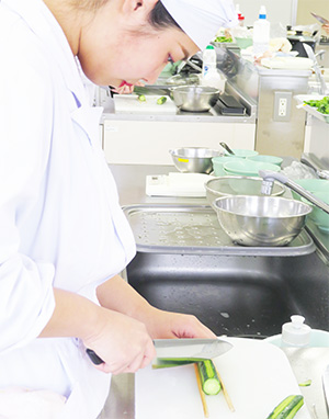 食物栄養専攻2年生 調理実習 カレイの煮付け編 桜の聖母短大