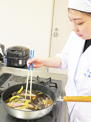 食物栄養専攻2年生 調理実習 カレイの煮付け編 桜の聖母短大